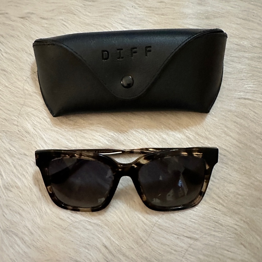 Diff Hailey sunglasses (case NOT included)